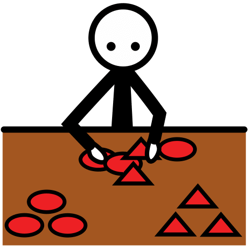 Imagen que muestra a una persona sentada cogiendo los tipos de fichas redondas y triángulares