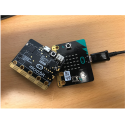 Micro:bit Imagen donde se ven dos placas micro:bit una por su parte delatera y la otra por su parte trasera